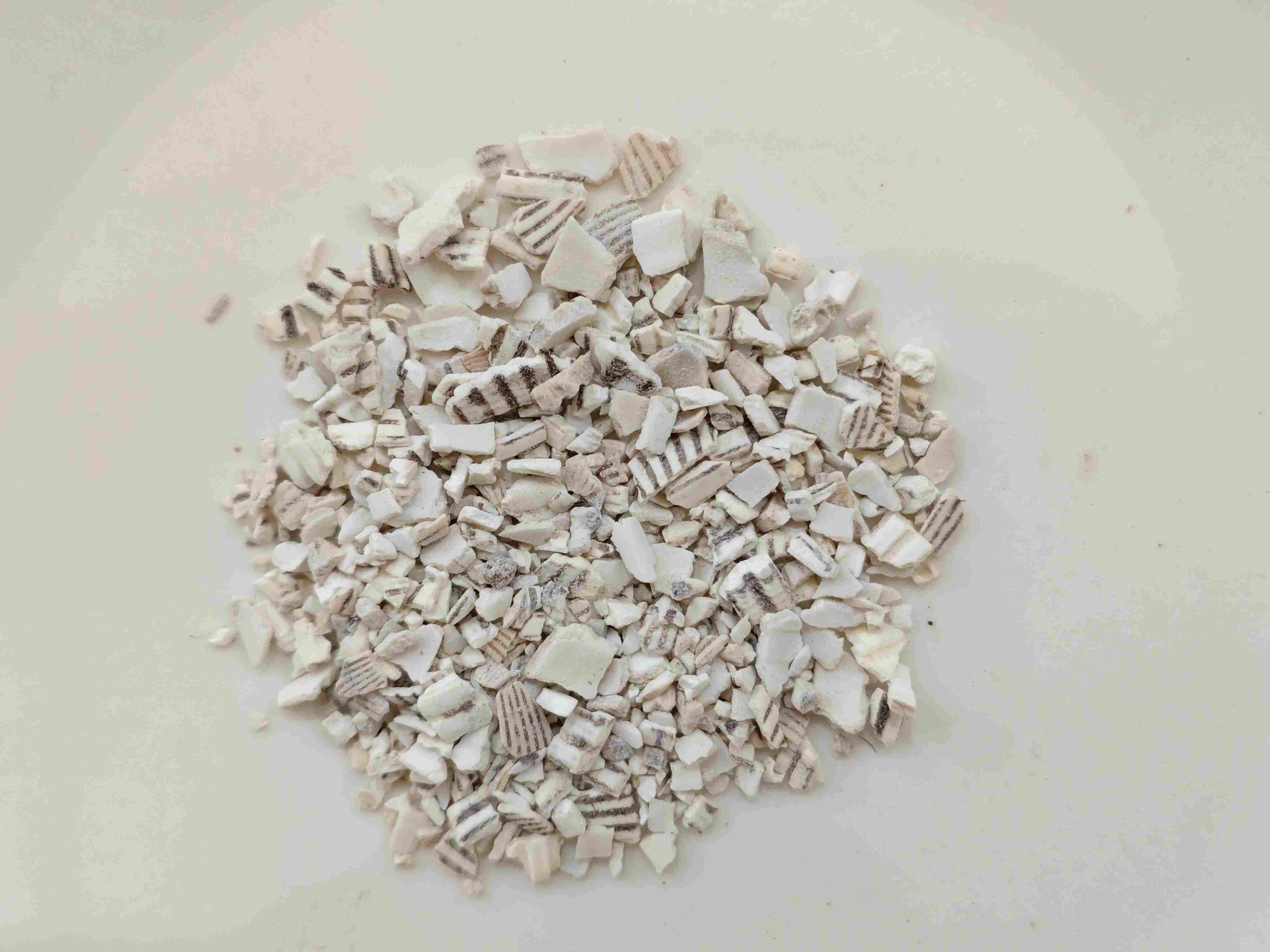 قذيفة البلاط القش (wǎl&eacute;ngzǐ)