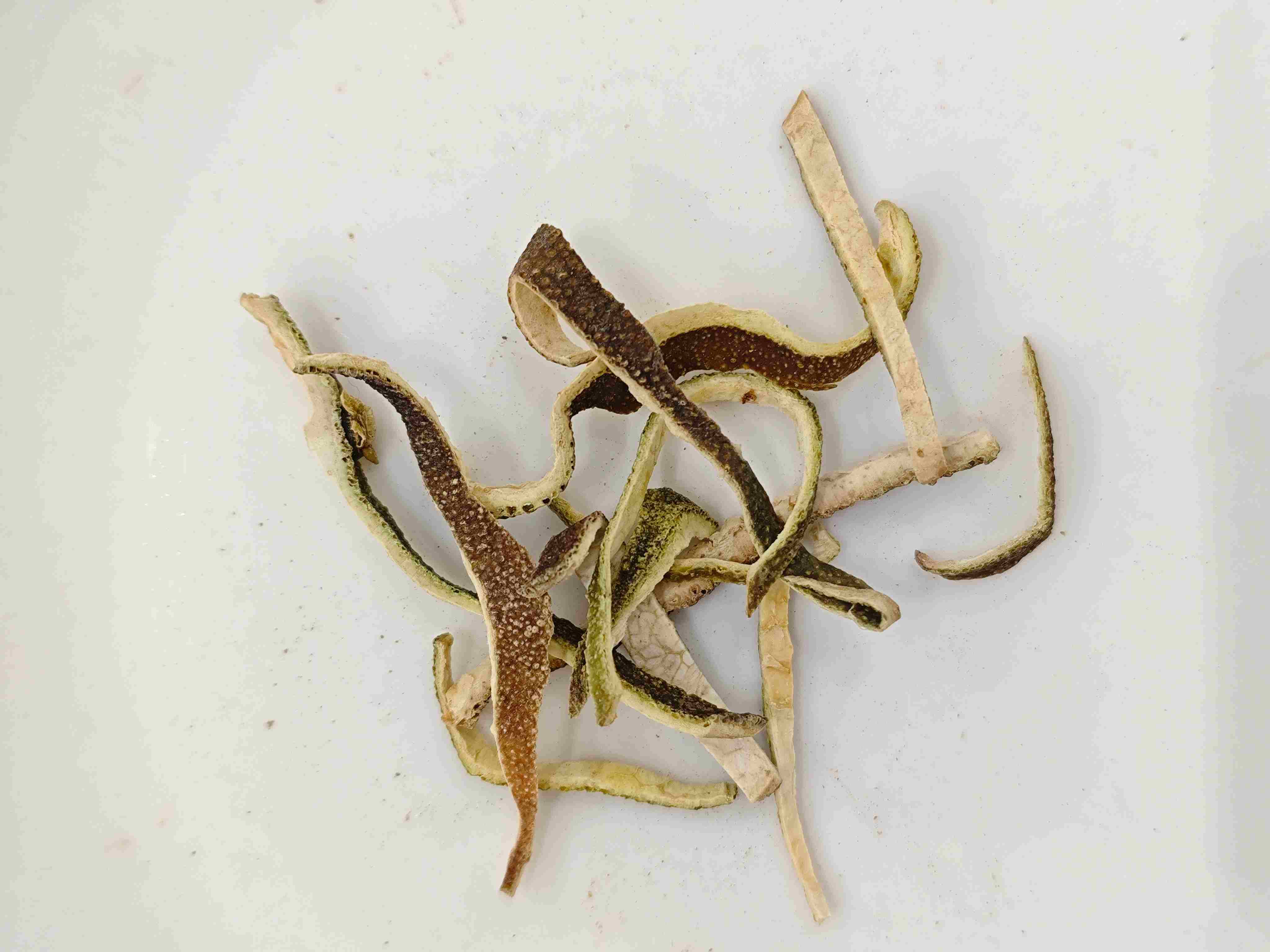 قشر اليوسفي الأخضر (qīng pí)